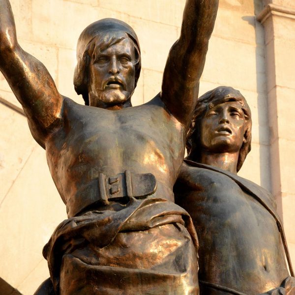 Lleida.- Monument a Indíbil i Mandoni, grup escultòric de bronze dels dos cabdills que van defensar Lleida dels atacs del cartaginesos (9/2018)