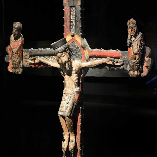 Lleida.- Museu de Lleida. Calvari del S. XIII flanquejat per la Mare de Déu i S. Joan Evangelista procedent de Tragó (La Noguera) (9/2018)