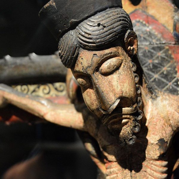 Lleida.- Museu de Lleida. Calvari del S. XIII flanquejat per la Mare de Déu i S. Joan Evangelista procedent de Tragó (La Noguera) (9/2018)