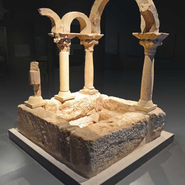 Lleida.- Museu de Lleida. Baptisteri visigòtic de Bovalar procedent de l'església paleocristiana de Bovalar format per un baldaquí i una piscina (S. IV dC.) (9/2018)