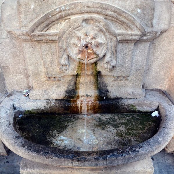 Lleida.- Font de l'Hospital, neoclàssica/monumentalista del S. XX amb la tassa semicircular de pedra (9/2018)