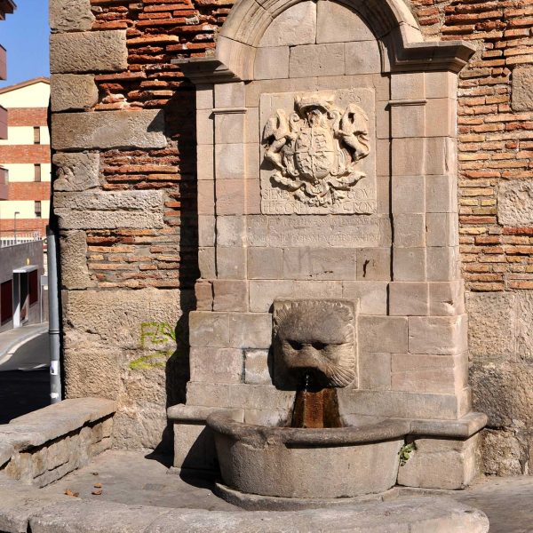 Lleida.- Font de les Piques, barroca/classicista del S. XVIII emmarcada per un parament de pedra que contrasta amb el fons de totxana (7/2011)