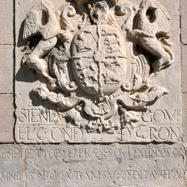 Lleida.- Font de les Piques, barroca/classicista del S. XVIII emmarcada per un parament de pedra amb un escut del 1735 i una inscripció en llatí (7/2011)