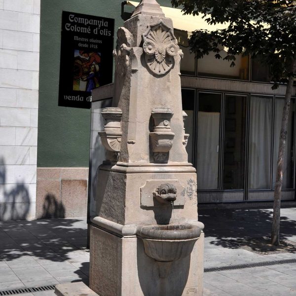 Lleida.- Font de la Plaça Berenguer IV del S. XVIII de planta quadrada i forma piramidal coronada per un pinacle amb forma de pinya allargada (7/2011)
