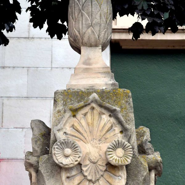 Lleida.- Font de la Plaça Berenguer IV del S. XVIII. Part superior de la font adornada amb elements geomètrics i coronat per una pinya allargada (9/2020)