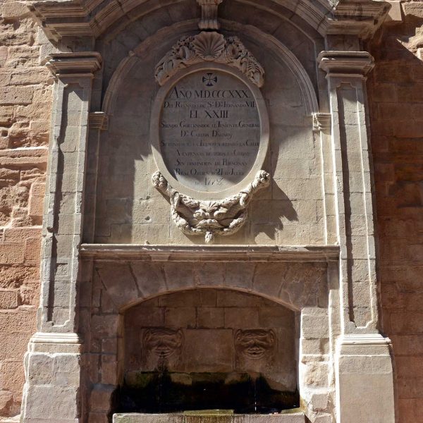 Lleida.- Font del Roser, neoclàssica de l'any 1830. L'aigua brolla a través de dues carotes grotesques sobre piques semiesfèriques (9/2018)