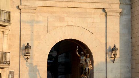 Lleida.- Portal de l’arc del Pont, neoclàssic del S. XVIII d’arc de mig punt emmarcat per dues pilastres que suporten un frontó triangular (9/2018)