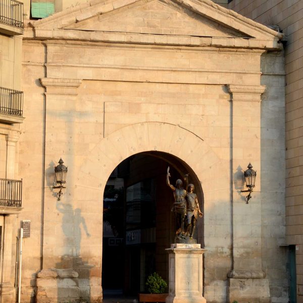 Lleida.- Portal de l’arc del Pont, neoclàssic del S. XVIII d’arc de mig punt emmarcat per dues pilastres que suporten un frontó triangular (9/2018)