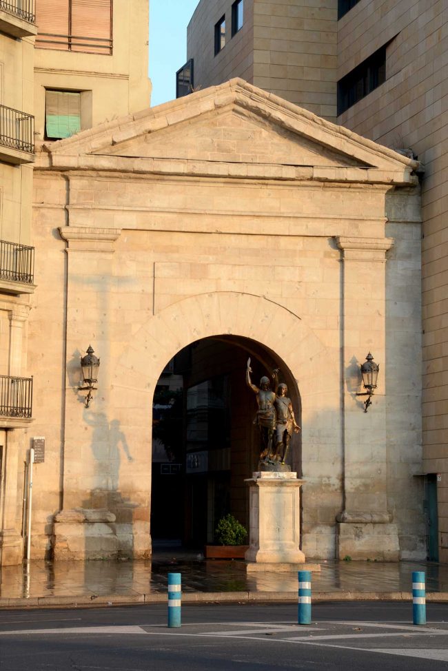 Lleida.- Portal de l’arc del Pont, neoclàssic del S. XVIII d’arc de mig punt emmarcat per dues pilastres que suporten un frontó triangular (9/2018)