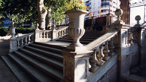 Lleida.- Camps Elisis del S. XX. Parc urbà a l'estil dels jardins francesos propers als ideals Versallescs o del romanticisme anglès (5/2000)