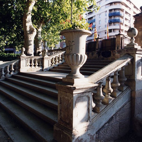Lleida.- Camps Elisis del S. XX. Parc urbà a l'estil dels jardins francesos propers als ideals Versallescs o del romanticisme anglès (5/2000)