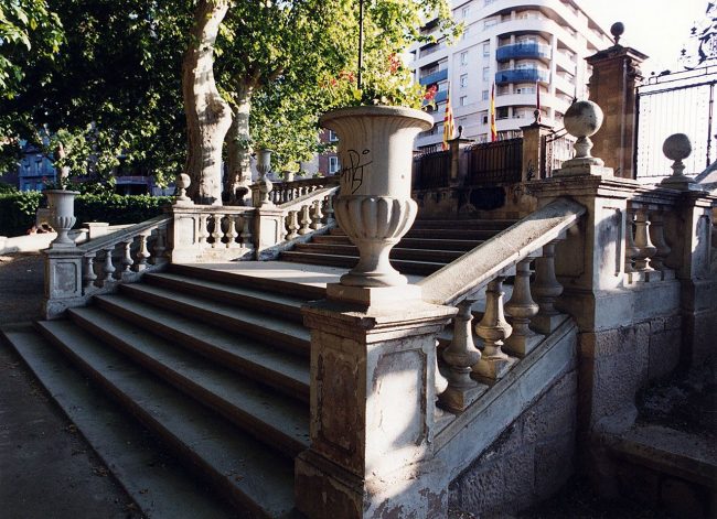 Lleida.- Camps Elisis del S. XX. Parc urbà a l'estil dels jardins francesos propers als ideals Versallescs o del romanticisme anglès (5/2000)