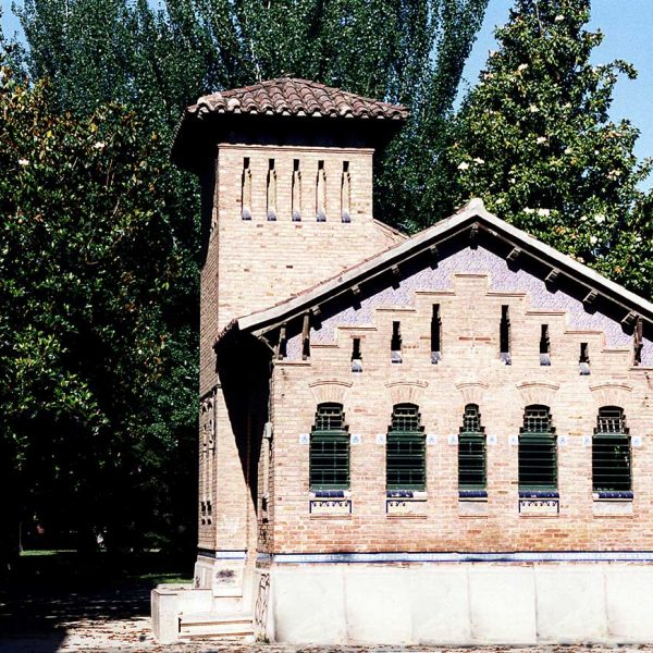 Lleida.- Camps Elisis. Edifici modernista de l'Aquàrium, S. XX d'una sola planta compost d'un edifici principal i la torre de plantes quadrades (5/2000)