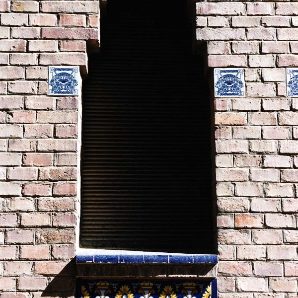 Lleida.- Camps Elisis. Edifici modernista de l'Aquàrium, S. XX. Finestra emmarcada per la pròpia façana i per sota una sanefa de ceràmica decorada (5/2000)