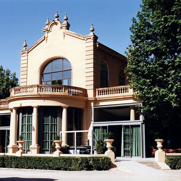 Lleida.- Camps Elisis. Xalet noucentista del Cafè, S. XX. Hi destaca un cos semicircular amb columnes que forma una terrassa tancada amb balustres (5/2000)