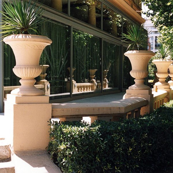 Lleida.- Camps Elisis. Xalet noucentista del Cafè, S. XX. Balustrada que envolta la edificació ornamentada per testos amb forma de gerro (5/2000)