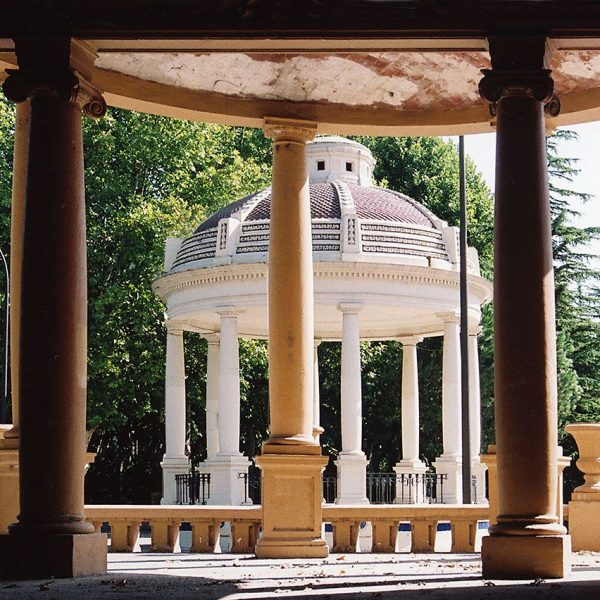 Lleida.- Camps Elisis. Templet de la Música vist a través de la galeria semicircular del Xalet del Cafè (5/2000)