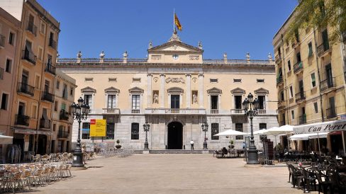 Tarragona.- Ajuntament del S. XX ubicat a l’antic convent dels dominics. Façana d’ordre jònic amb marbres coronada per un frontó amb l’escut de la ciutat (7/2012)