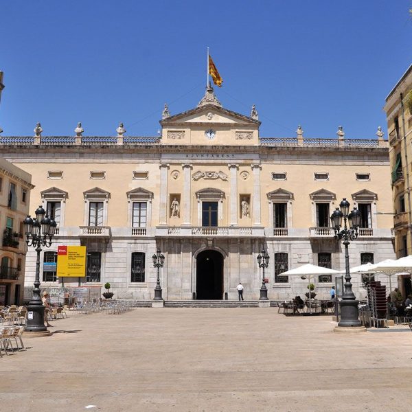 Tarragona.- Ajuntament del S. XX ubicat a l’antic convent dels dominics. Façana d’ordre jònic amb marbres coronada per un frontó amb l’escut de la ciutat (7/2012)