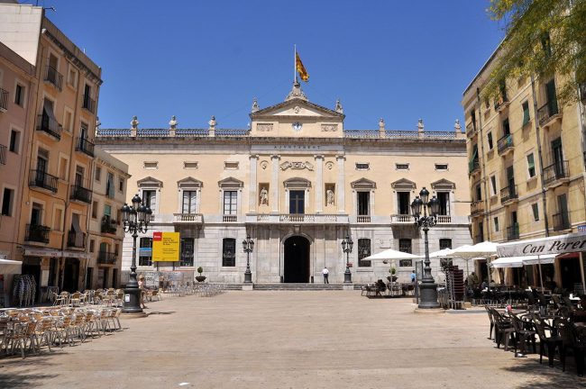 Tarragona.- Ajuntament del S. XX ubicat a l’antic convent dels dominics. Façana d’ordre jònic amb marbres coronada per un frontó amb l’escut de la ciutat (7/2012)