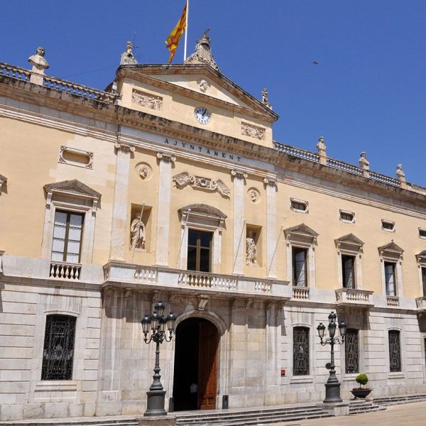 Tarragona.- Ajuntament del S. XX ubicat a l’antic convent dels dominics. Façana d’ordre jònic amb marbres coronada per un frontó amb l’escut de la ciutat (7/2012)
