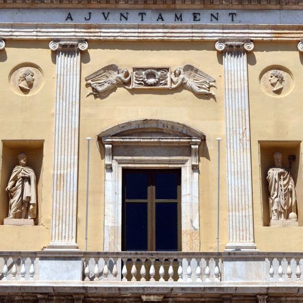 Tarragona.- Ajuntament del S. XX ubicat a l’antic convent dels dominics. Balcó de la façana amb una balustrada de marbre de Carrara i dues figures laterals (7/2012)