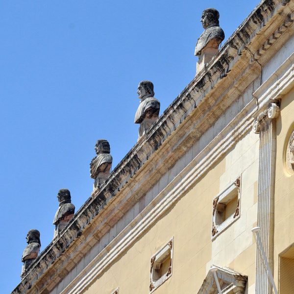 Tarragona.- Ajuntament del S. XX. Busts que coronen la façana que corresponen als personatges més representatius de Tarragona i província (4/2012)