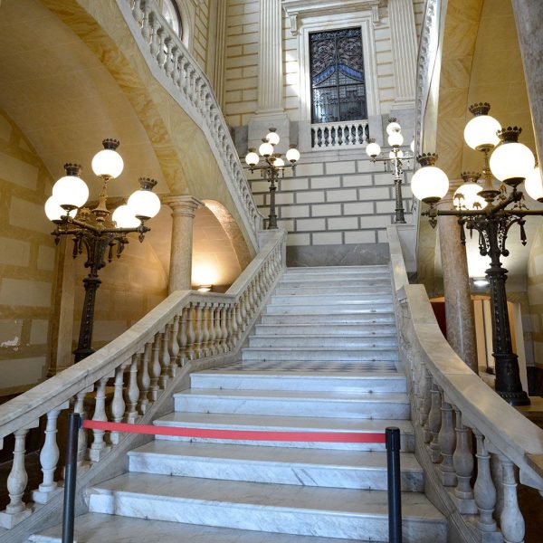 Tarragona.- Ajuntament del S. XX ubicat a l’antic convent dels dominics. Escala noble d’accés a les plantes de marbre blanc i jaspi (3/2018)