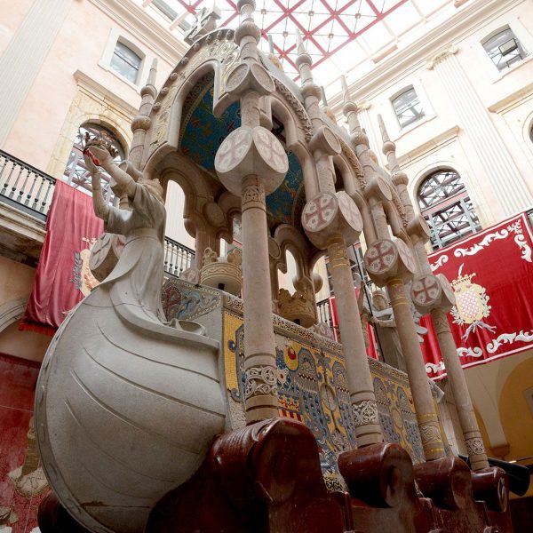 Tarragona.- Ajuntament. Mausoleu de Jaume I del S. XX de Lluís Domènech i Montaner utilitzant la simbologia d’un vaixell per rebre les despulles del rei (3/2018)