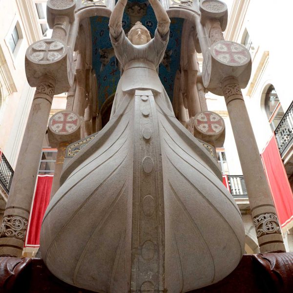Tarragona.- Ajuntament. Mausoleu de Jaume I del S. XX de Lluís Domènech i Montaner en forma de vaixell que a proa té esculpida una figura femenina (3/2018)