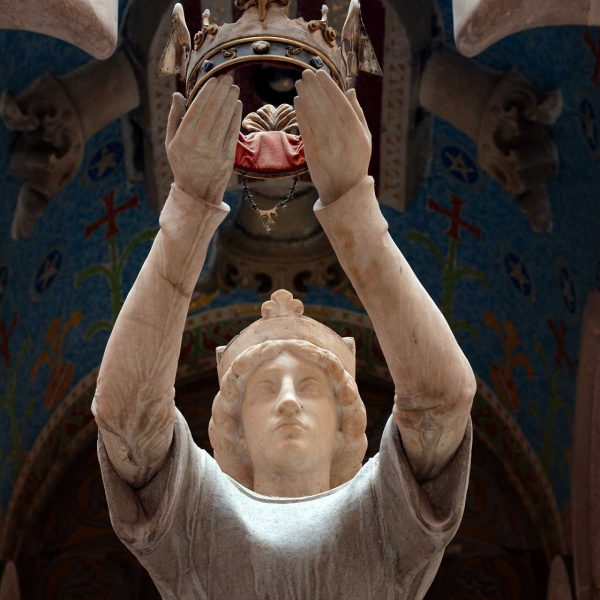 Tarragona.- Ajuntament. Mausoleu de Jaume I del S. XX de Lluís Domènech i Montaner en forma de vaixell que a proa té esculpida una figura femenina (3/2018)