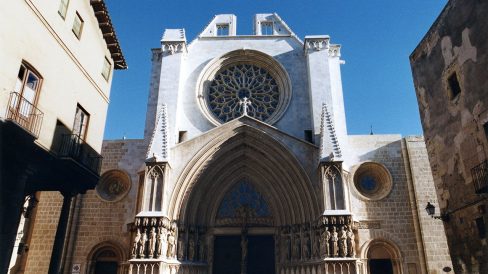 Tarragona.- Catedral de Santa Maria S. XII/XIV d’estils romànic i gòtic. Portalada gòtica del S. XIII d’arquivoltes en degradació apuntades (11/1999)