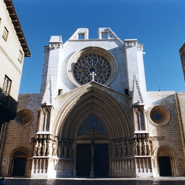 Tarragona.- Catedral de Santa Maria S. XII/XIV d’estils romànic i gòtic. Portalada gòtica del S. XIII d’arquivoltes en degradació apuntades (11/1999)