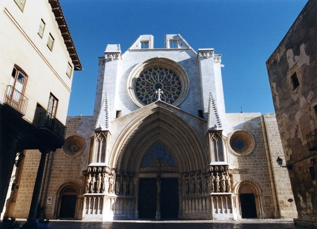 Tarragona.- Catedral de Santa Maria S. XII/XIV d’estils romànic i gòtic. Portalada gòtica del S. XIII d’arquivoltes en degradació apuntades (11/1999)