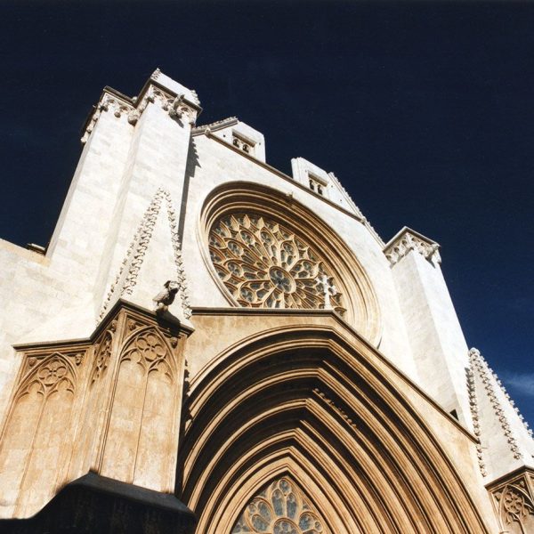 Tarragona.- Catedral de Santa Maria S. XII/XIV d’estils romànic i gòtic. Portalada gòtica del S. XIII d’arquivoltes en degradació apuntades (9/1998)