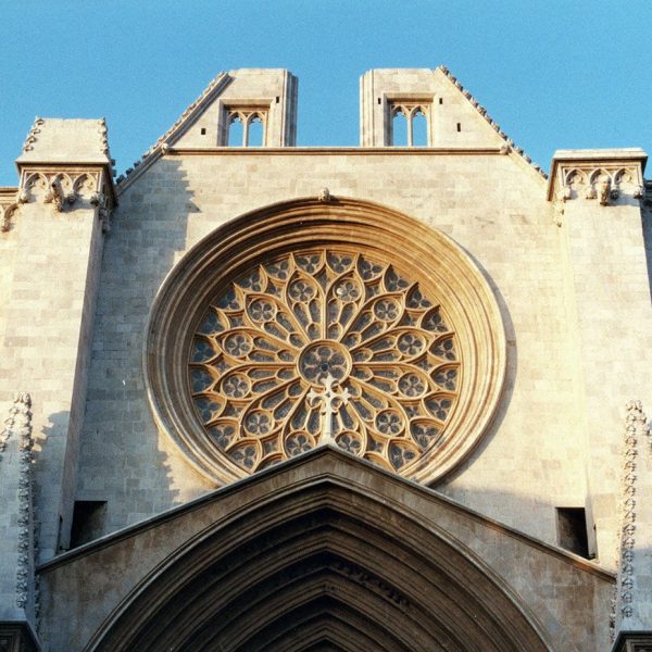 Tarragona.- Catedral de Santa Maria S. XII/XIV d’estils romànic i gòtic. Portalada gòtica del S. XIII d’arquivoltes en degradació apuntades (9/1998)