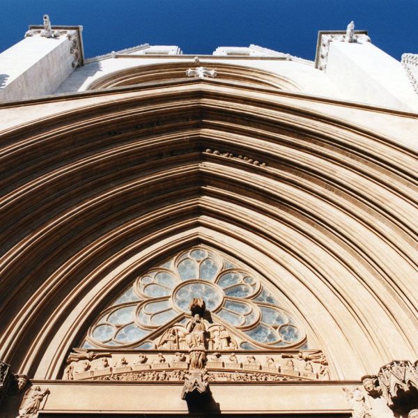 Tarragona.- Catedral de Santa Maria S. XII/XIV d’estils romànic i gòtic. Portalada gòtica del S. XIII d’arquivoltes en degradació apuntades (9/1998)