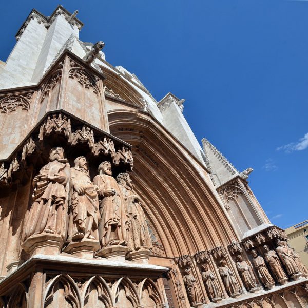 Tarragona.- Catedral de Santa Maria S. XII/XIV d’estils romànic i gòtic. Laterals de la porta decorades amb escultures d’apòstols i profetes (8/2015)