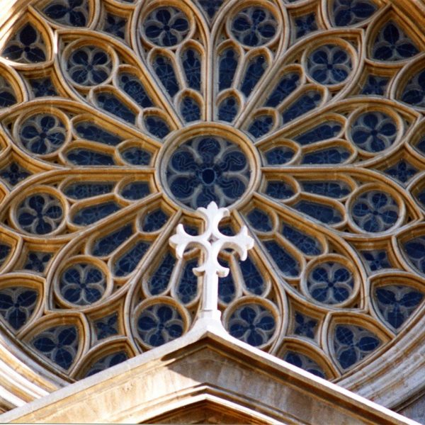 Tarragona.- Catedral de Santa Maria S. XII/XIV d’estils romànic i gòtic amb el rosetó al nivell de la façana d’estil romànic amb traceria calada (11/1999)