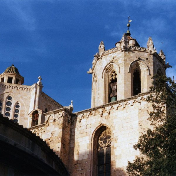 Tarragona.- Catedral de Santa Maria S. XII/XIV. Campanar de tres cossos construïts els anys 1200, 1316 i 1330 respectivament (11/1998)