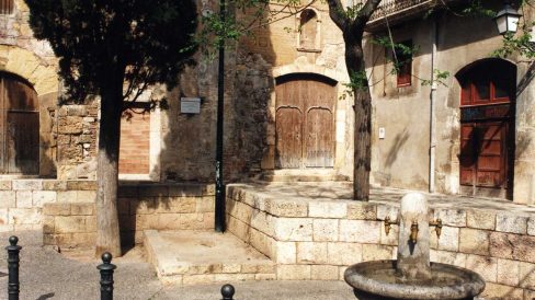 Tarragona.- Església dels Dominics d’una sola nau amb la porta d’accés d’arc rebaixat, al damunt hi ha una fornícula buida i una rosassa (4/1999)