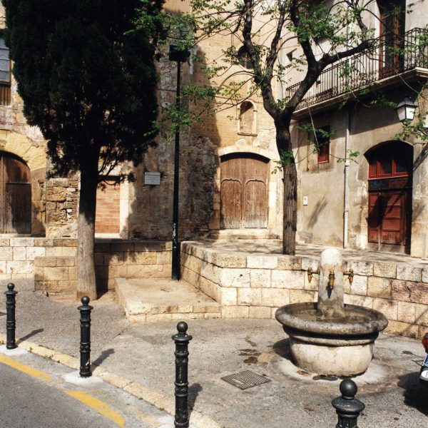 Tarragona.- Església dels Dominics d’una sola nau amb la porta d’accés d’arc rebaixat, al damunt hi ha una fornícula buida i una rosassa (4/1999)