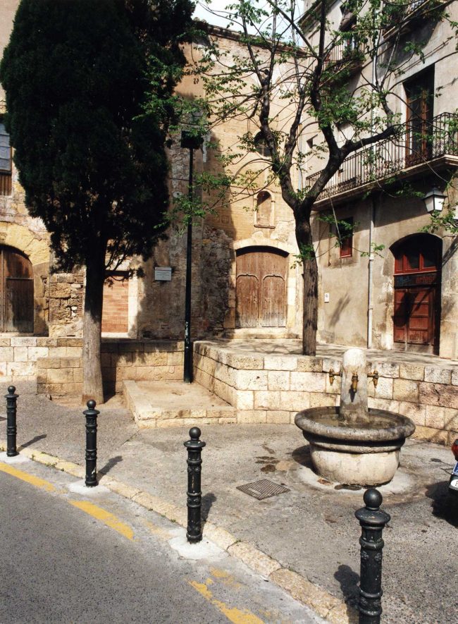 Tarragona.- Església dels Dominics d’una sola nau amb la porta d’accés d’arc rebaixat, al damunt hi ha una fornícula buida i una rosassa (4/1999)