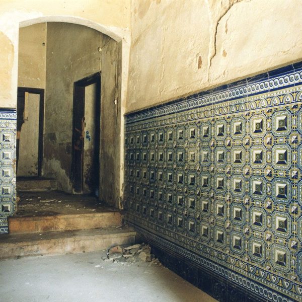 Tarragona.- Església dels Dominics. Vestíbul del convent dels dominics folrat d’un arrambador ceràmic geomètric i porta auxiliar d’entrada a l’església (6/1999)