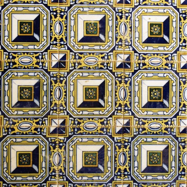 Tarragona.- Església dels Dominics. Vestíbul del convent dels dominics folrat d’un arrambador ceràmic geomètric. Detall (6/1999)