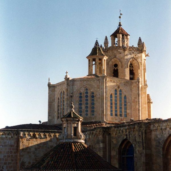Tarragona.- Catedral de Santa Maria S. XII/XIV. Vista del cimbori i campanar. El primer es octogonal del S. XIII il·luminat per finestres amb vitralls de colors (11/1999)