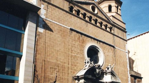 Tarragona.- Església barroca de S. Agustí, S. XVI amb dos campanars als laterals i la porta flanquejada per columnes que sostenen un entaulament trencat (5/1999)