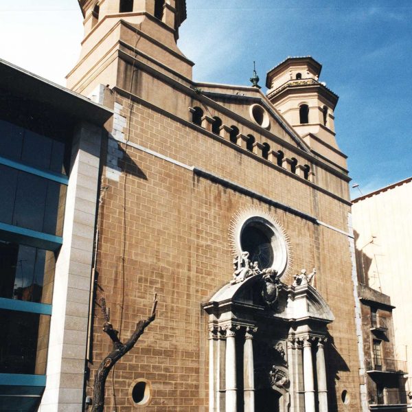 Tarragona.- Església barroca de S. Agustí, S. XVI amb dos campanars als laterals i la porta flanquejada per columnes que sostenen un entaulament trencat (5/1999)