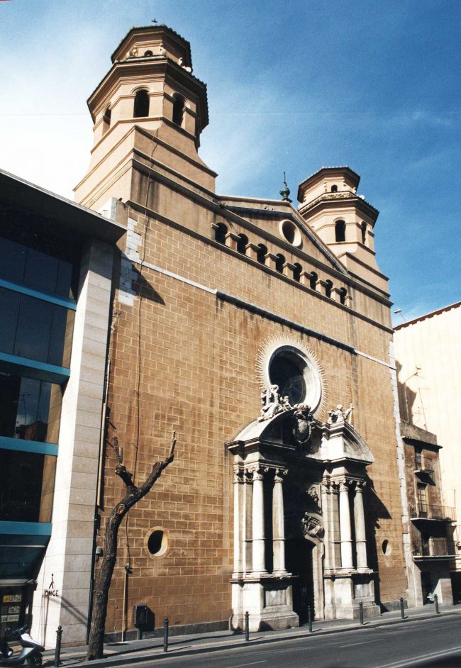 Tarragona.- Església barroca de S. Agustí, S. XVI amb dos campanars als laterals i la porta flanquejada per columnes que sostenen un entaulament trencat (5/1999)
