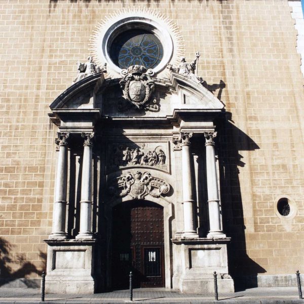Tarragona.- Església barroca de S. Agustí, S. XVI amb la porta flanquejada per columnes i el timpà decorat amb un fris de l’Epifania (6/1999)